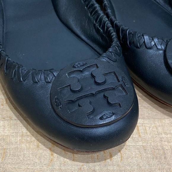 Tory Burch Minnie Travel Black Leather Flats Size 6 M Big Logo Ballet Slip On - Picture 9 of 13